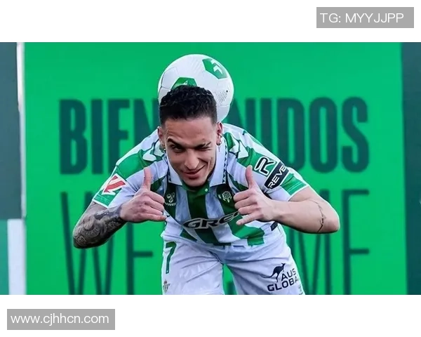 足球帅哥球星赛场落泪瞬间感动无数球迷心灵